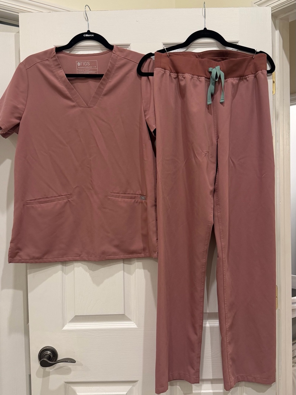 FIGS Women’s Rose Dust Scrub Set - Top & Pant Size M